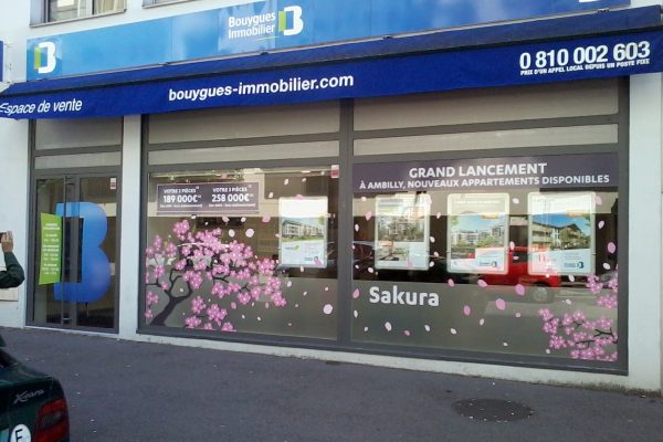 Habillage de vitrine d'une agence commerciale